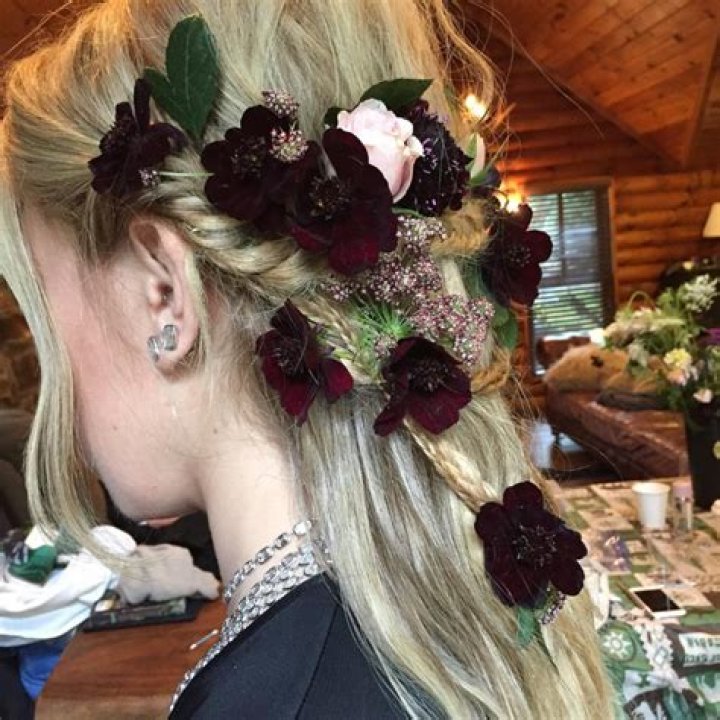 CONGRATS‘Girls’ Star Zosia Mamet Marries Evan Jonigkeit — See Her Wedding Hair!