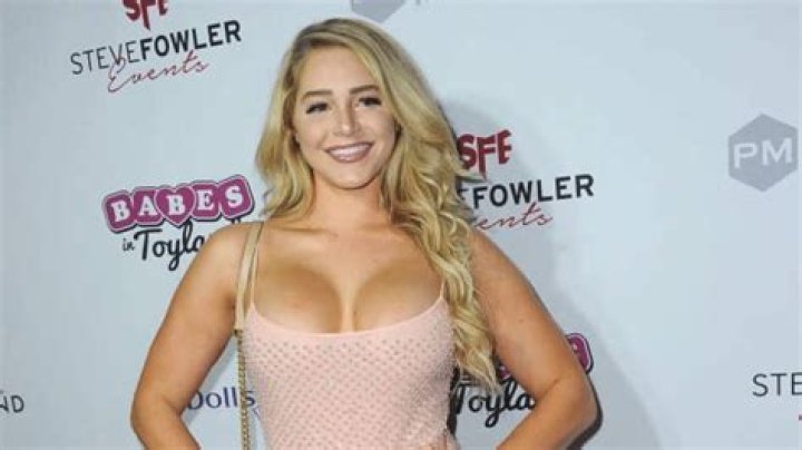 Courtney Clenney Wikipedia, age, birthday, height, boyfriend, parents, OnlyFans, charged, Instagram, net worth