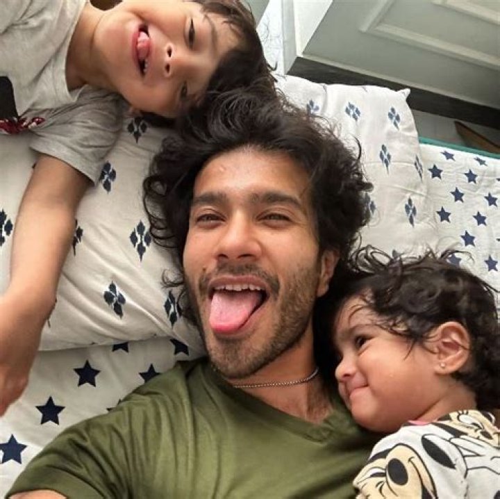 Feroze Khan Height, Weight, Net Worth, Age, Birthday, Wikipedia, Who, Nationality, Biography