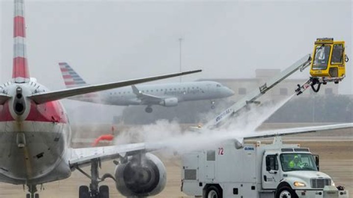 
Flights canceled, at least 2 dead as ice storm freezes US 