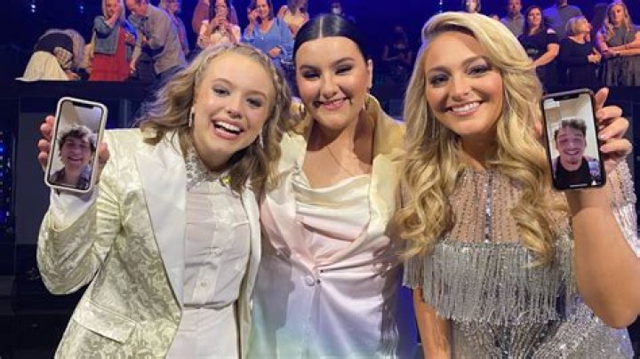 Here Is Why Fans Assume Leah Marlene From American Idol Might Have A Girlfriend