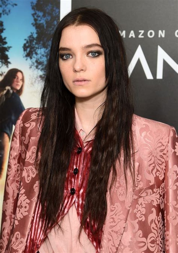 How tall is Esme Creed-Miles