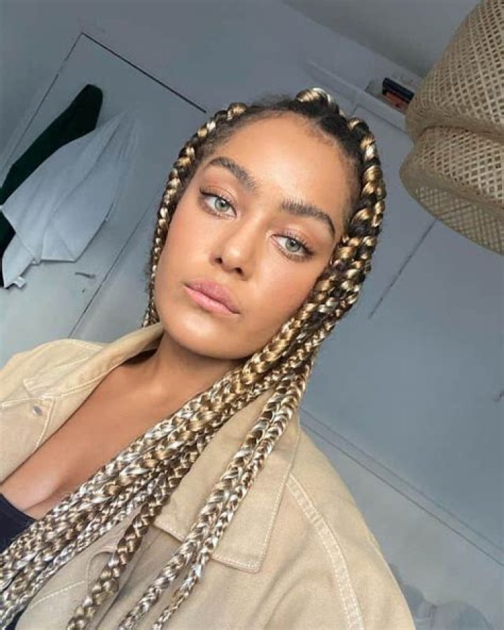 
Izuka Hoyle Height, Weight, Net Worth, Age, Birthday, Wikipedia, Who, Nationality, Biography 