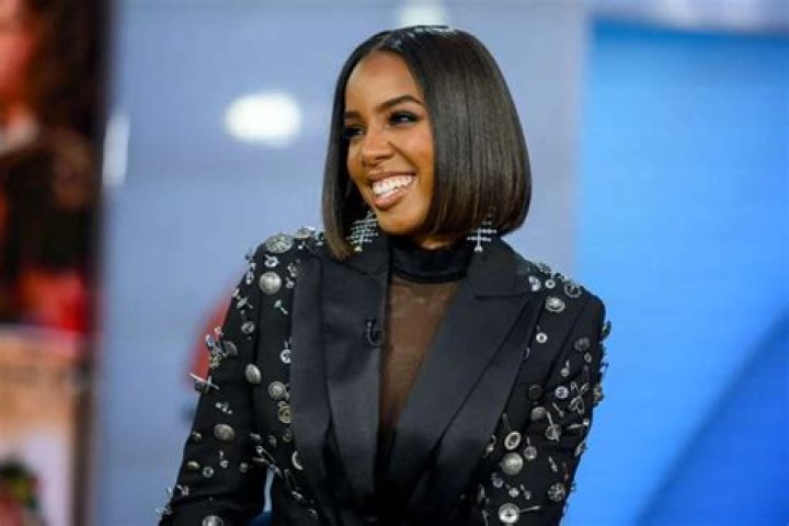 Kelly Rowland Stuns In Black Swimsuit Only 5 Months After Having 2nd Child – Pic!