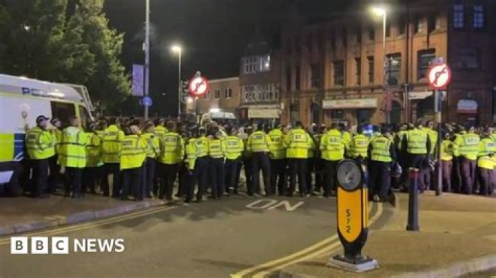 
Large-scale disorder breaks out in Leicester 