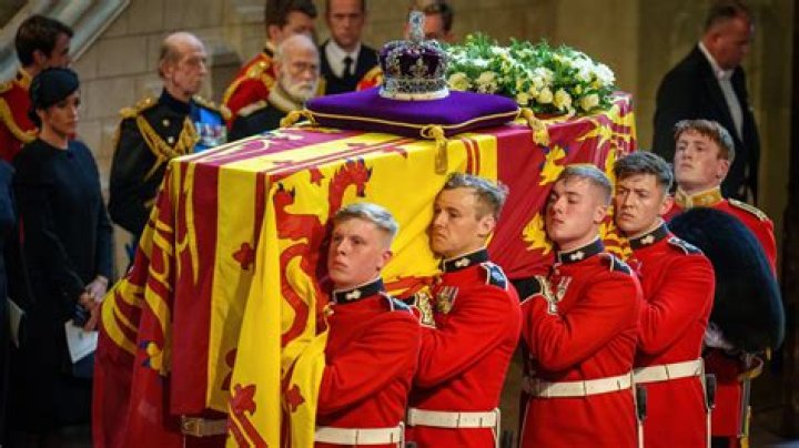
Man Arrested After Rushing Queen Elizabeth’s Coffin Lying In State And Lifting Royal Standard 
