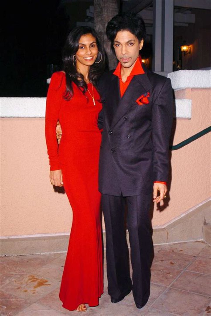 Manuela Testolini – Celebsgraphy