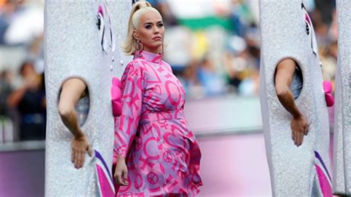 Pregnant Katy Perry Flaunts Baby Bump in Hot Pink Dress While Performing ‘Daisies’ on ‘American Idol’