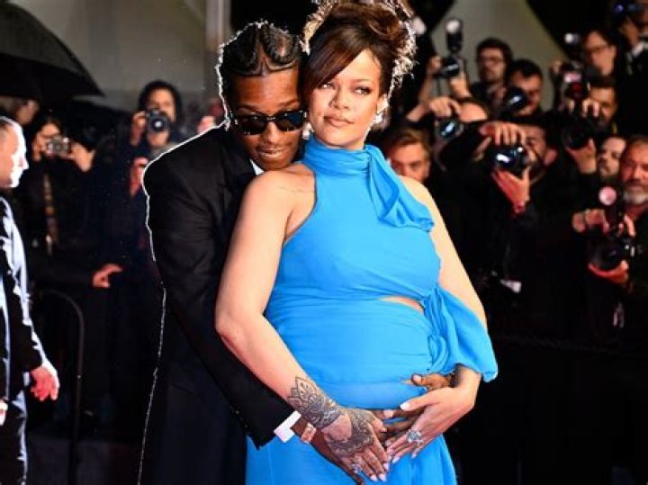 REPORTRihanna “Bothered” by Drake Pregnancy Rumors