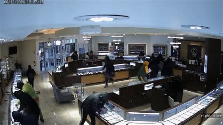 
WATCH: Video shows $2M smash-and-grab robbery at New York’s Facets Jewelry 