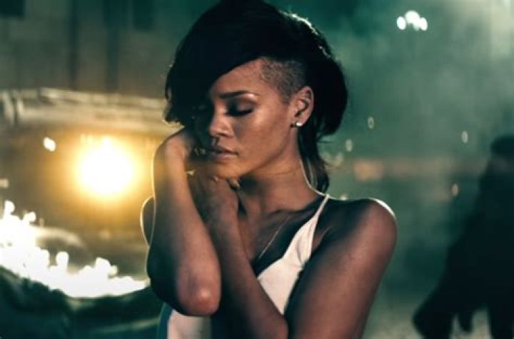 WATCHRihanna Breaks Down in the Middle of Her Song “Love the Way You Lie”