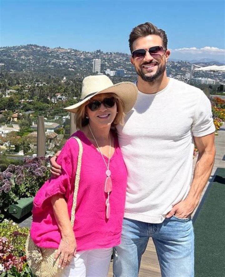 Who Is Bryan Abasolo (Chiropractor)? Wiki, Age, Height, Net Worth, Wife, Family & News